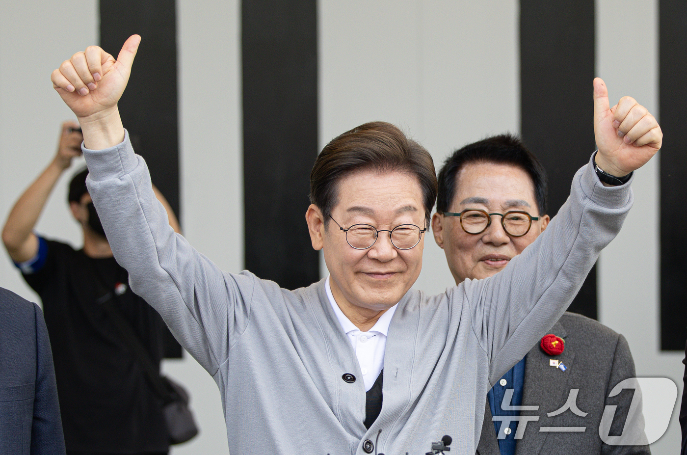 (강진=뉴스1) 이재명 기자 = 경청투어에 나선 이재명 더불어민주당 대통령 후보가 11일 오후 전남 해남군 군민광장 야외공연장에서 연설에 앞서 엄지를 들어보이고 있다. 2025.5 …