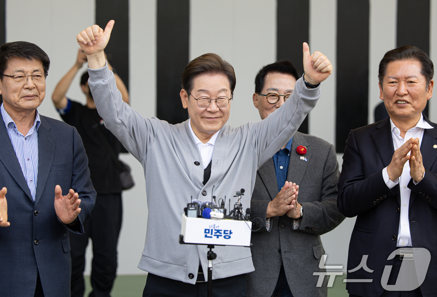 (강진=뉴스1) 이재명 기자 = 경청투어에 나선 이재명 더불어민주당 대통령 후보가 11일 오후 전남 해남군 군민광장 야외공연장에서 연설에 앞서 엄지를 들어보이고 있다. 2025.5 …