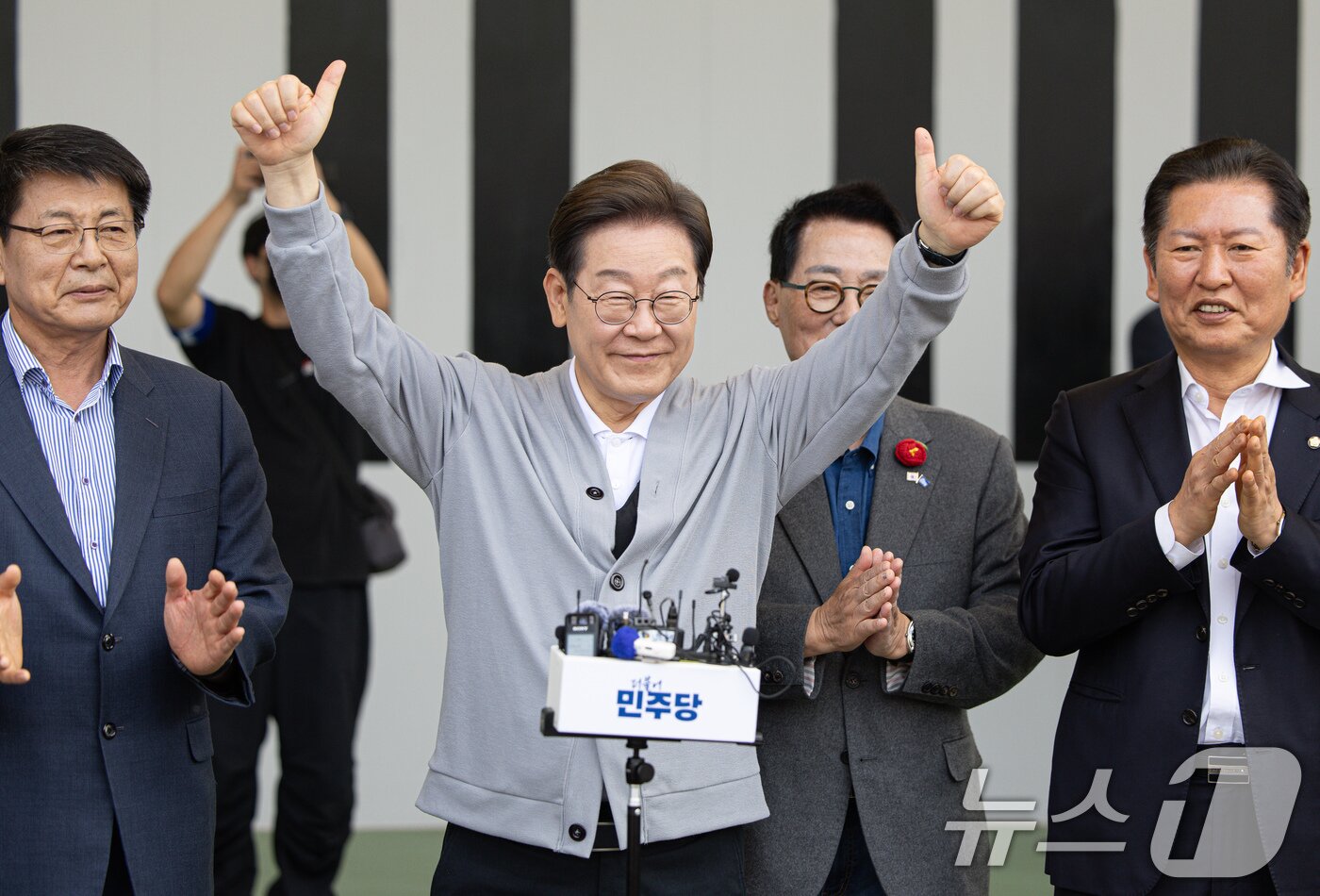 본문 이미지 - 경청투어에 나선 이재명 더불어민주당 대통령 후보가 11일 오후 전남 해남군 군민광장 야외공연장에서 연설에 앞서 엄지를 들어보이고 있다. 2025.5.11/뉴스1 ⓒ News1 이재명 기자