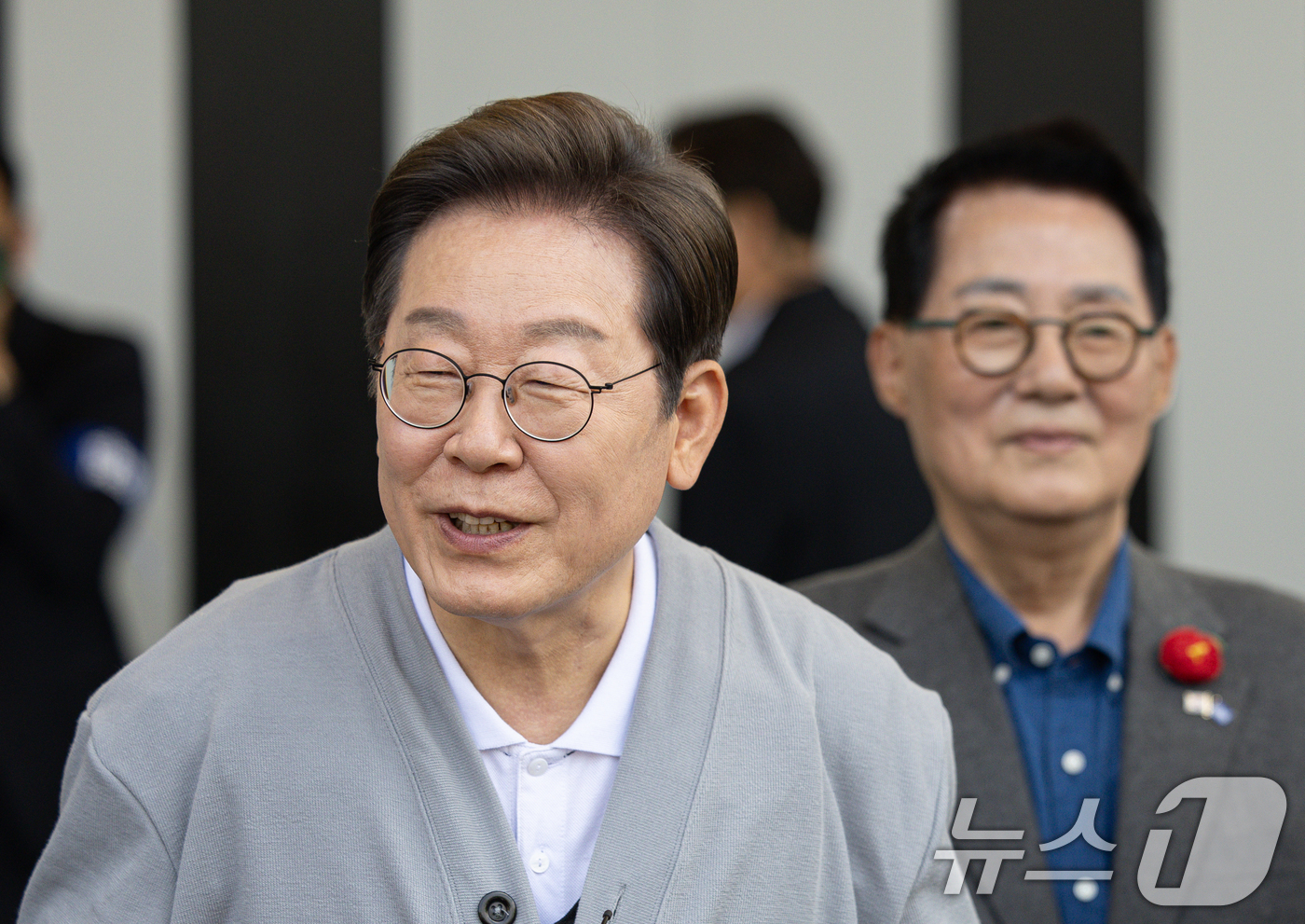 (강진=뉴스1) 이재명 기자 = 경청투어에 나선 이재명 더불어민주당 대통령 후보가 11일 오후 전남 해남군 군민광장 야외공연장에서 연설을 하고 있다. 2025.5.11/뉴스1