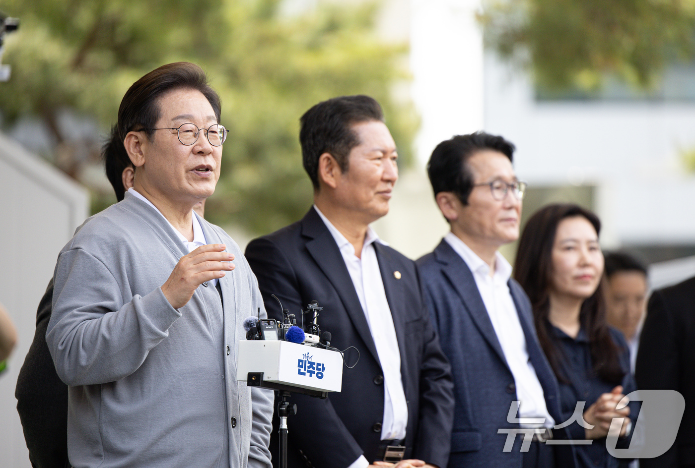 (강진=뉴스1) 이재명 기자 = 경청투어에 나선 이재명 더불어민주당 대통령 후보가 11일 오후 전남 해남군 군민광장 야외공연장에서 연설을 하고 있다. 2025.5.11/뉴스1