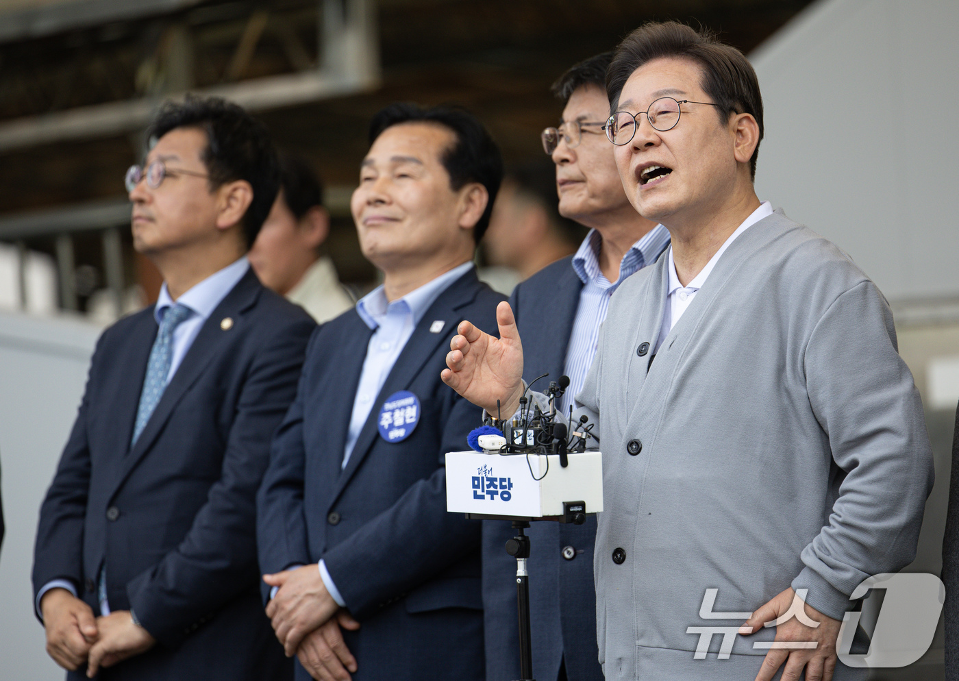 (강진=뉴스1) 이재명 기자 = 경청투어에 나선 이재명 더불어민주당 대통령 후보가 11일 오후 전남 해남군 군민광장 야외공연장에서 연설을 하고 있다. 2025.5.11/뉴스1