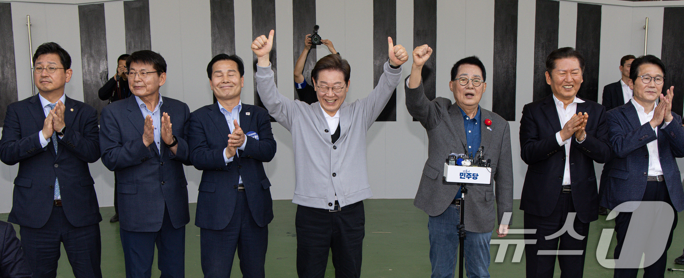 (강진=뉴스1) 이재명 기자 = 경청투어에 나선 이재명 더불어민주당 대통령 후보가 11일 오후 전남 해남군 군민광장 야외공연장에서 엄지를 들어보이고 있다. 2025.5.11/뉴스1 …