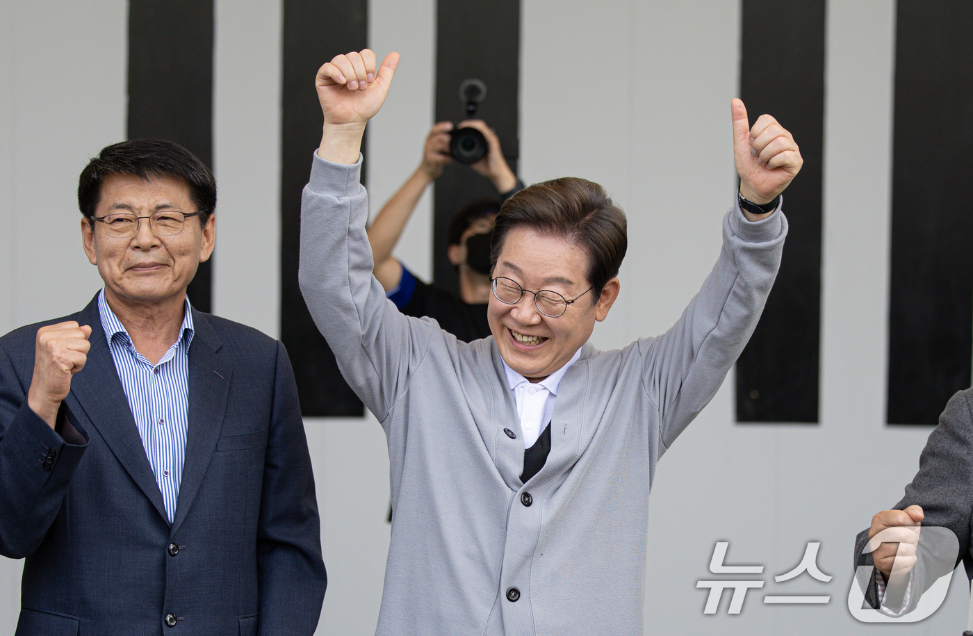 (강진=뉴스1) 이재명 기자 = 경청투어에 나선 이재명 더불어민주당 대통령 후보가 11일 오후 전남 해남군 군민광장 야외공연장에서 미소를 짓고 있다. 2025.5.11/뉴스1