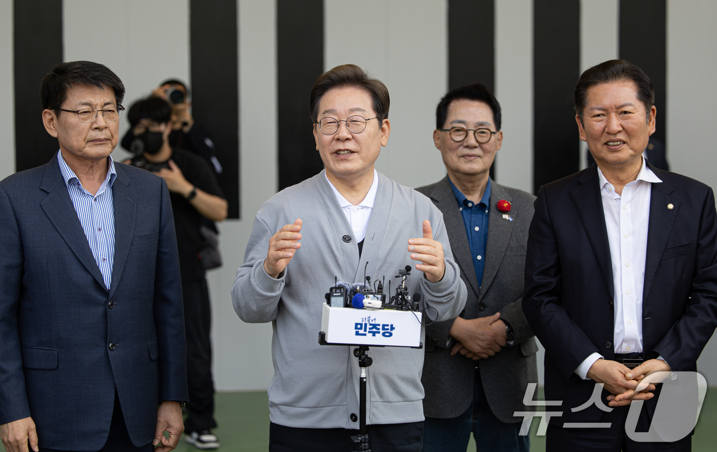 (강진=뉴스1) 이재명 기자 = 경청투어에 나선 이재명 더불어민주당 대통령 후보가 11일 오후 전남 해남군 군민광장 야외공연장에서 연설을 하고 있다. 2025.5.11/뉴스1