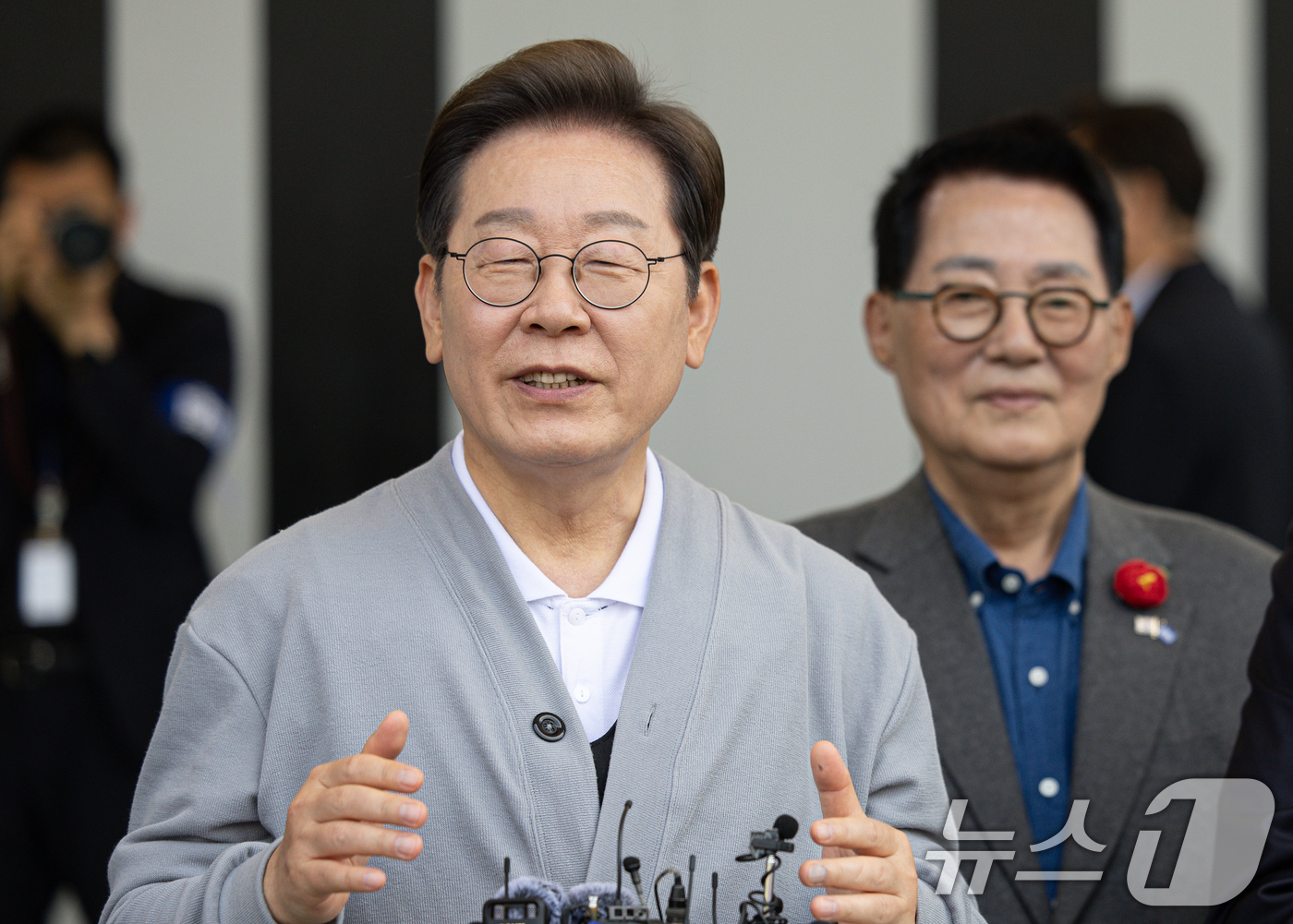 (강진=뉴스1) 이재명 기자 = 경청투어에 나선 이재명 더불어민주당 대통령 후보가 11일 오후 전남 해남군 군민광장 야외공연장에서 연설을 하고 있다. 2025.5.11/뉴스1