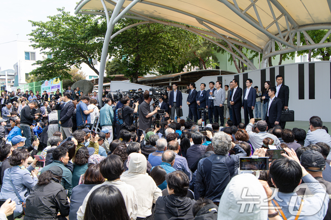 (강진=뉴스1) 이재명 기자 = 경청투어에 나선 이재명 더불어민주당 대통령 후보가 11일 오후 전남 해남군 군민광장 야외공연장에서 연설을 하고 있다. 2025.5.11/뉴스1