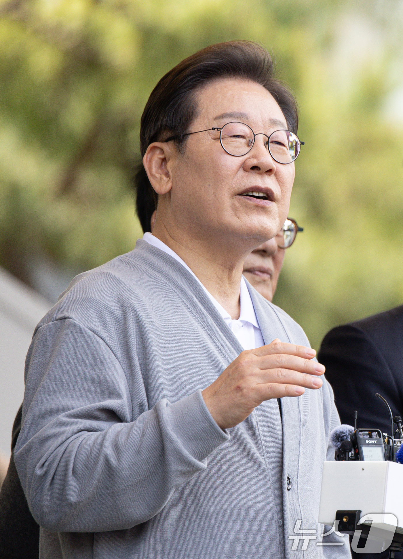 (강진=뉴스1) 이재명 기자 = 경청투어에 나선 이재명 더불어민주당 대통령 후보가 11일 오후 전남 해남군 군민광장 야외공연장에서 연설을 하고 있다. 2025.5.11/뉴스1