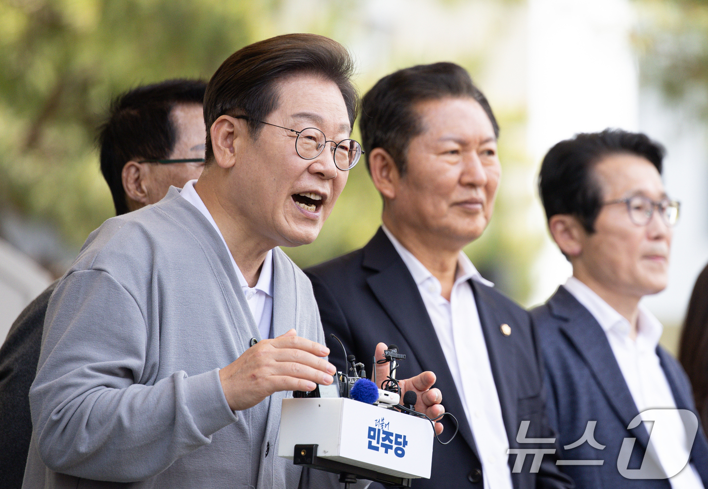 (강진=뉴스1) 이재명 기자 = 경청투어에 나선 이재명 더불어민주당 대통령 후보가 11일 오후 전남 해남군 군민광장 야외공연장에서 연설을 하고 있다. 2025.5.11/뉴스1