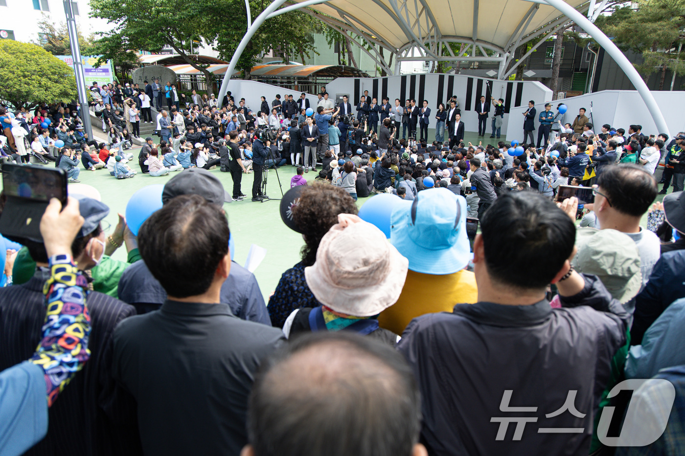 (강진=뉴스1) 이재명 기자 = 경청투어에 나선 이재명 더불어민주당 대통령 후보가 11일 오후 전남 해남군 군민광장 야외공연장에서 연설을 하고 있다. 2025.5.11/뉴스1