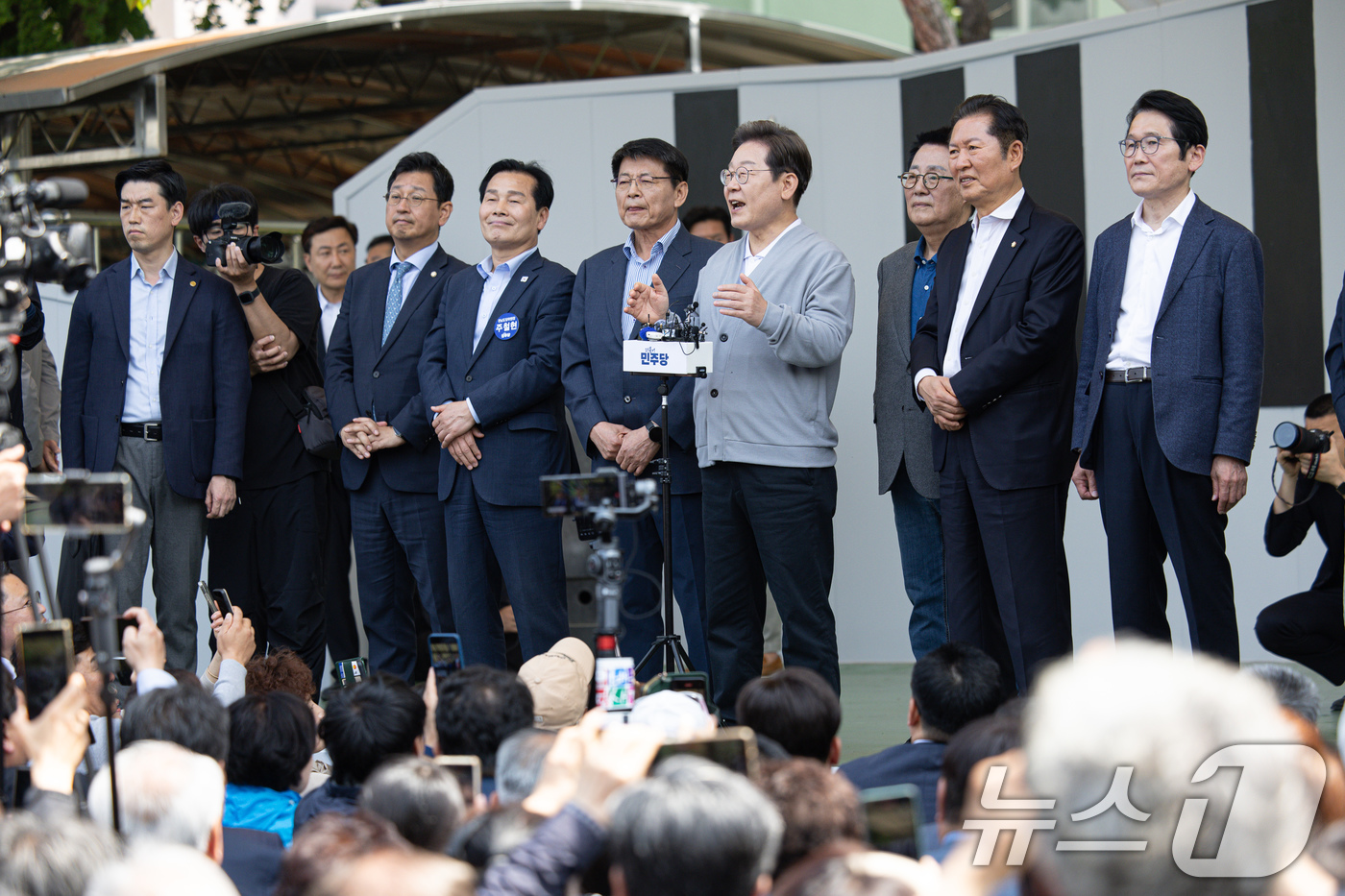 (강진=뉴스1) 이재명 기자 = 경청투어에 나선 이재명 더불어민주당 대통령 후보가 11일 오후 전남 해남군 군민광장 야외공연장에서 연설을 하고 있다. 2025.5.11/뉴스1