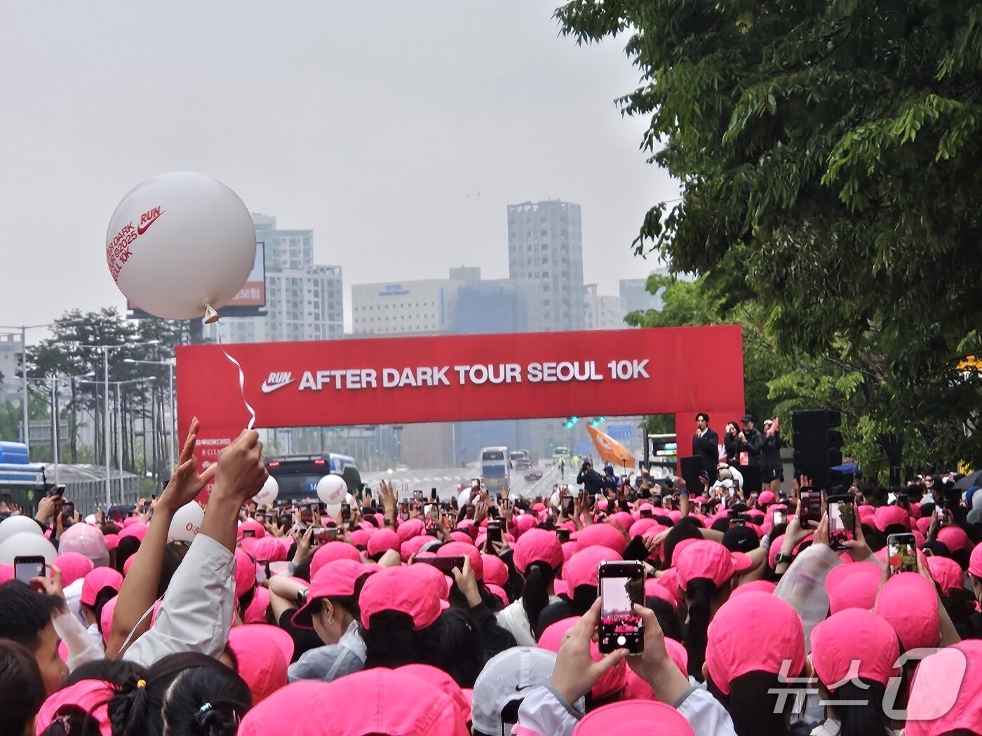 본문 이미지 - 10일 서울 여의도 일대에서 나이키 '애프터 다크 투어 서울 10K' 행사가 열렸다.ⓒ 뉴스1/김진희 기자.