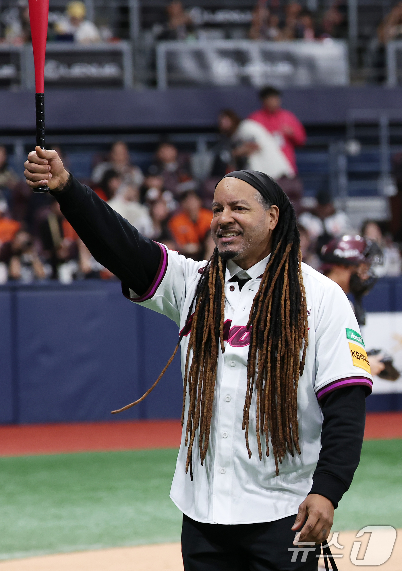 (서울=뉴스1) 김성진 기자 = 메이저리그 통산 555홈런을 기록한 레전드 매니 라미레즈가 11일 서울 구로구 고척스카이돔에서 열린 '2025 신한 SOL뱅크 KBO리그' 한화 이 …