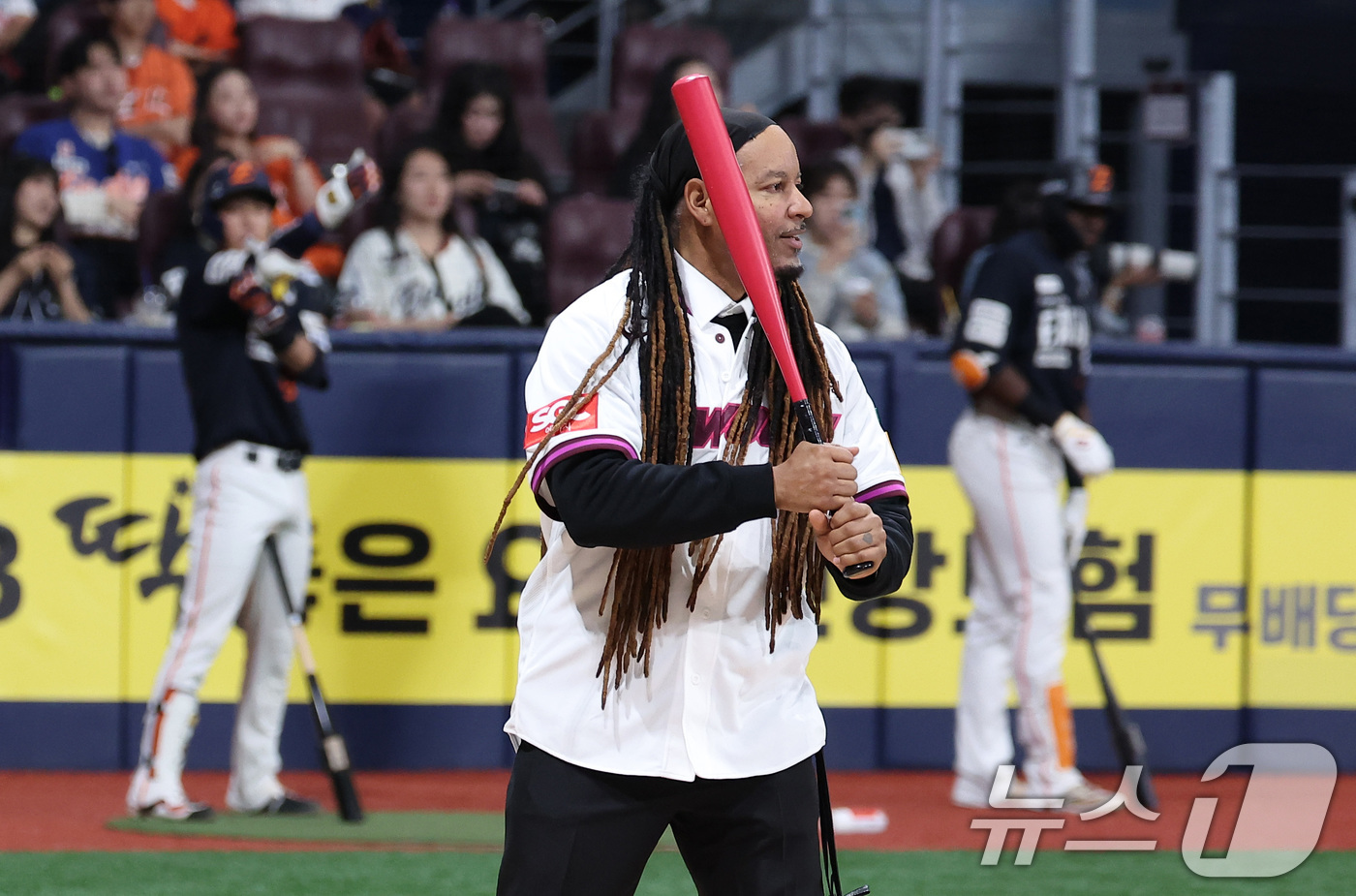 (서울=뉴스1) 김성진 기자 = 메이저리그 통산 555홈런을 기록한 레전드 매니 라미레즈가 11일 서울 구로구 고척스카이돔에서 열린 '2025 신한 SOL뱅크 KBO리그' 한화 이 …