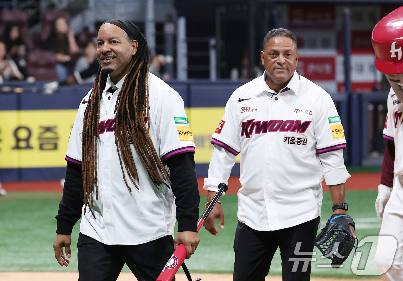 (서울=뉴스1) 김성진 기자 = 메이저리그 통산 555홈런을 기록한 레전드 매니 라미레즈(왼쪽)과 루이스 알리시아 감독이 11일 서울 구로구 고척스카이돔에서 열린 '2025 신한 …