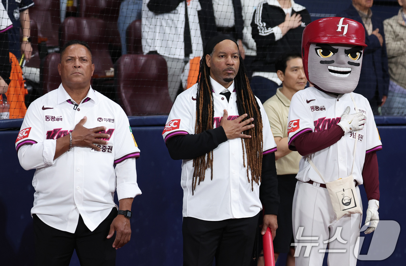 (서울=뉴스1) 김성진 기자 = 메이저리그 통산 555홈런을 기록한 레전드 매니 라미레즈(가운데)와 루이스 알리시아 감독이 11일 서울 구로구 고척스카이돔에서 열린 '2025 신한 …
