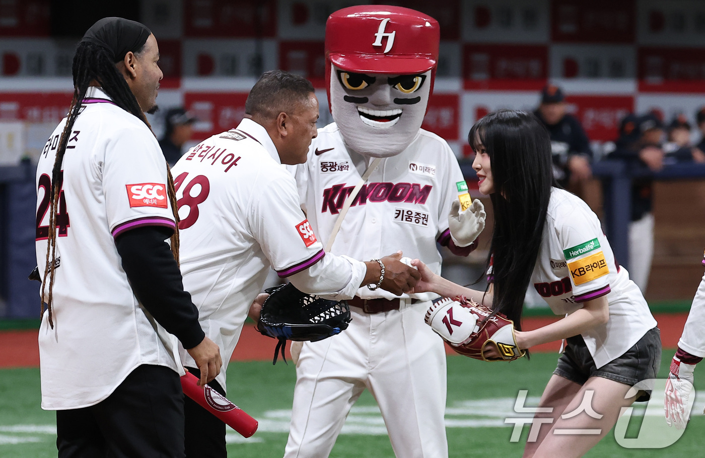 (서울=뉴스1) 김성진 기자 = 루이스 알리시아 감독과 매니 라미레즈가 11일 서울 구로구 고척스카이돔에서 열린 '2025 신한 SOL뱅크 KBO리그' 한화 이글스와 키움 히어로즈 …