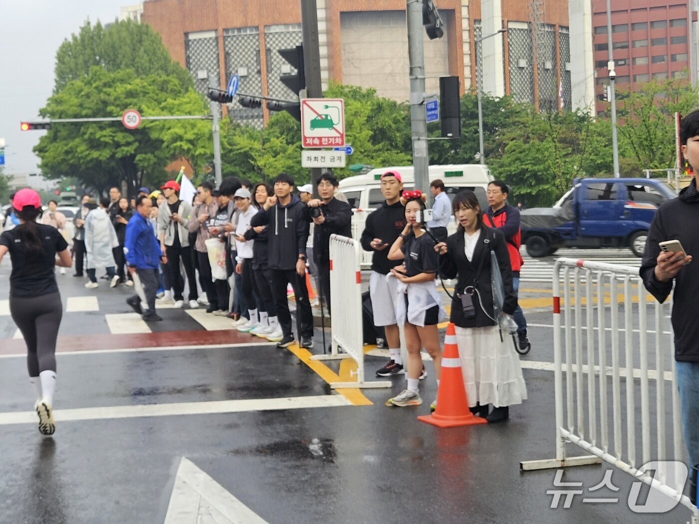 본문 이미지 - 10일 서울 여의도 일대에서 나이키 '애프터 다크 투어 서울 10K' 행사가 열렸다.ⓒ 뉴스1/김진희 기자.