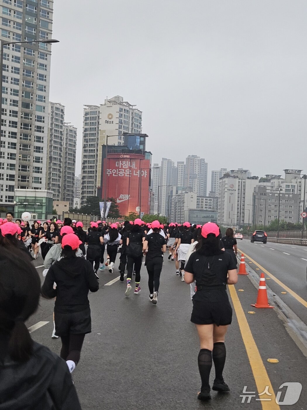 본문 이미지 - 10일 서울 여의도 일대에서 나이키 '애프터 다크 투어 서울 10K' 행사가 열렸다.ⓒ 뉴스1/김진희 기자.