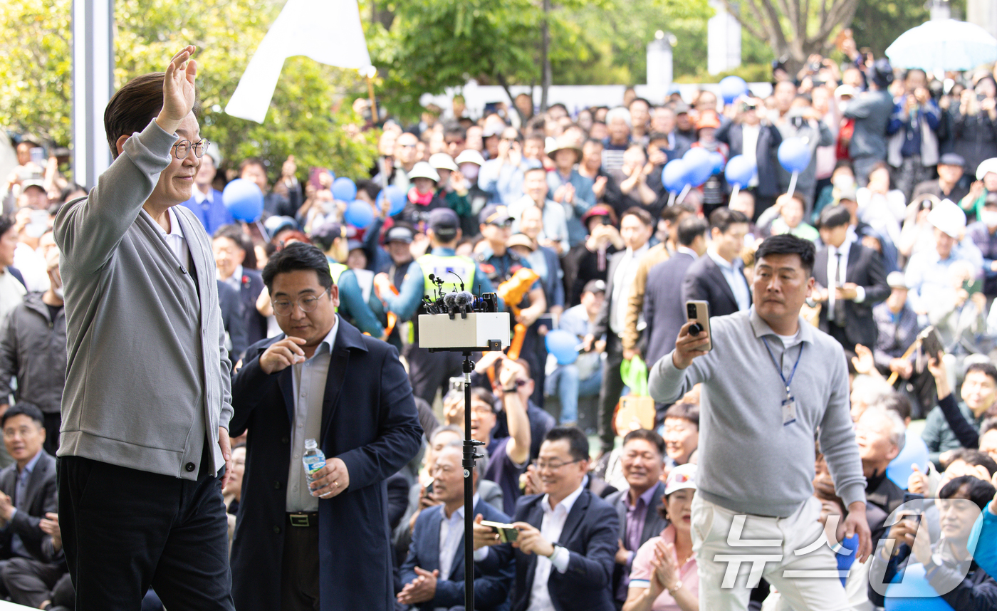 (강진=뉴스1) 이재명 기자 = 경청투어에 나선 이재명 더불어민주당 대통령 후보가 11일 오후 전남 해남군 군민광장 야외공연장에서 연설을 하기 위해 무대를 오르고 있다. 2025. …