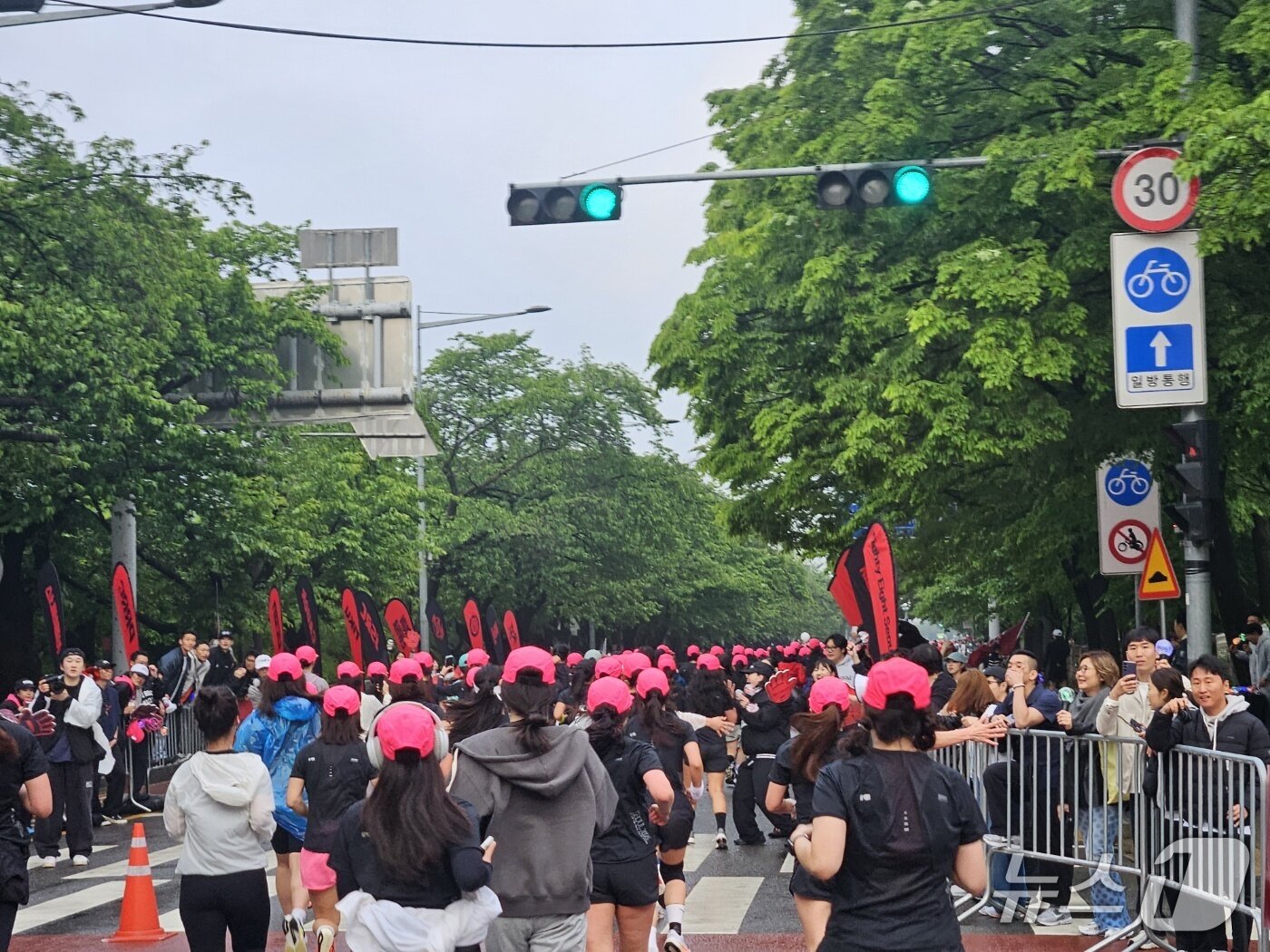 본문 이미지 - 10일 서울 여의도 일대에서 나이키 '애프터 다크 투어 서울 10K' 행사가 열렸다.ⓒ 뉴스1/김진희 기자.