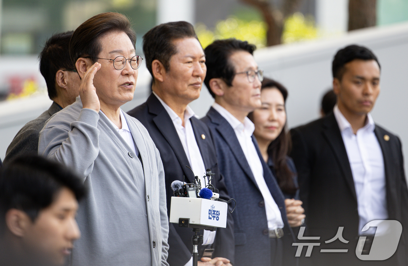 (강진=뉴스1) 이재명 기자 = 경청투어에 나선 이재명 더불어민주당 대통령 후보가 11일 오후 전남 해남군 군민광장 야외공연장에서 연설을 하고 있다. 2025.5.11/뉴스1