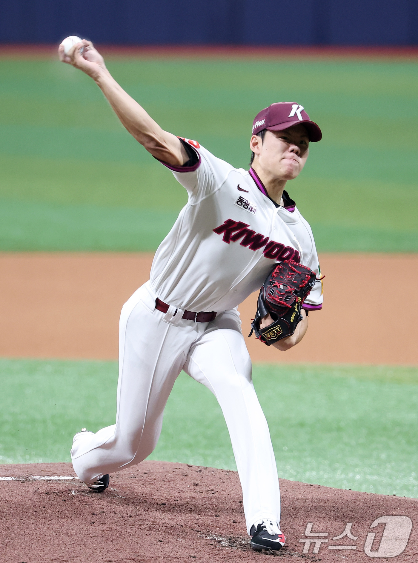 (서울=뉴스1) 김성진 기자 = 키움 선발 김윤하가 11일 서울 구로구 고척스카이돔에서 열린 '2025 신한 SOL뱅크 KBO리그' 한화 이글스와 키움 히어로즈의 경기에서 역투하고 …