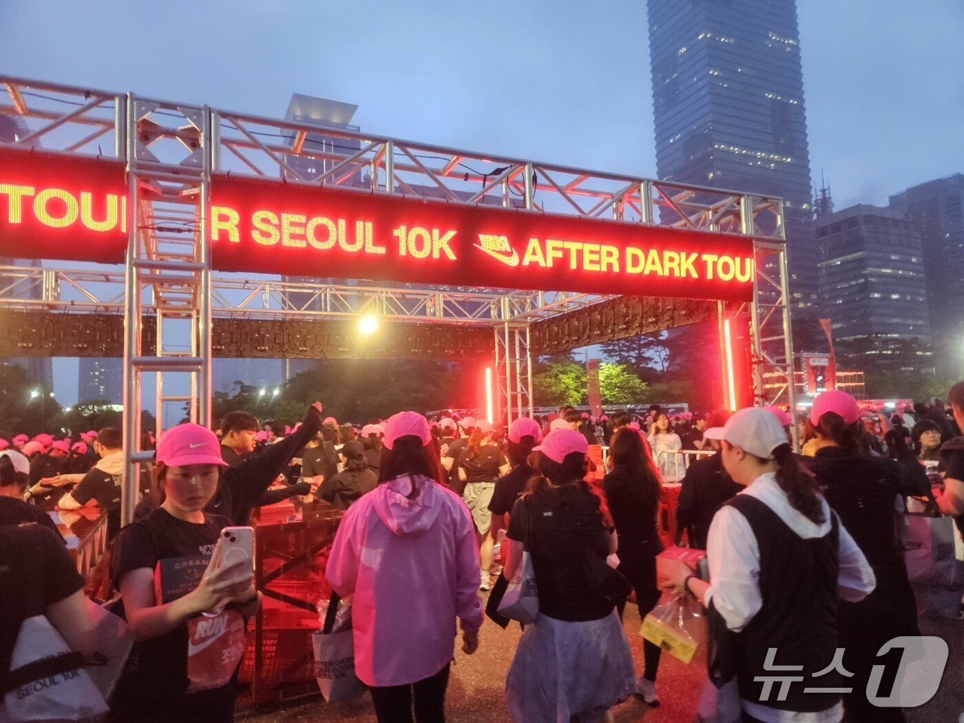 본문 이미지 - 10일 서울 여의도 일대에서 나이키 '애프터 다크 투어 서울 10K' 행사가 열렸다.ⓒ 뉴스1/김진희 기자.