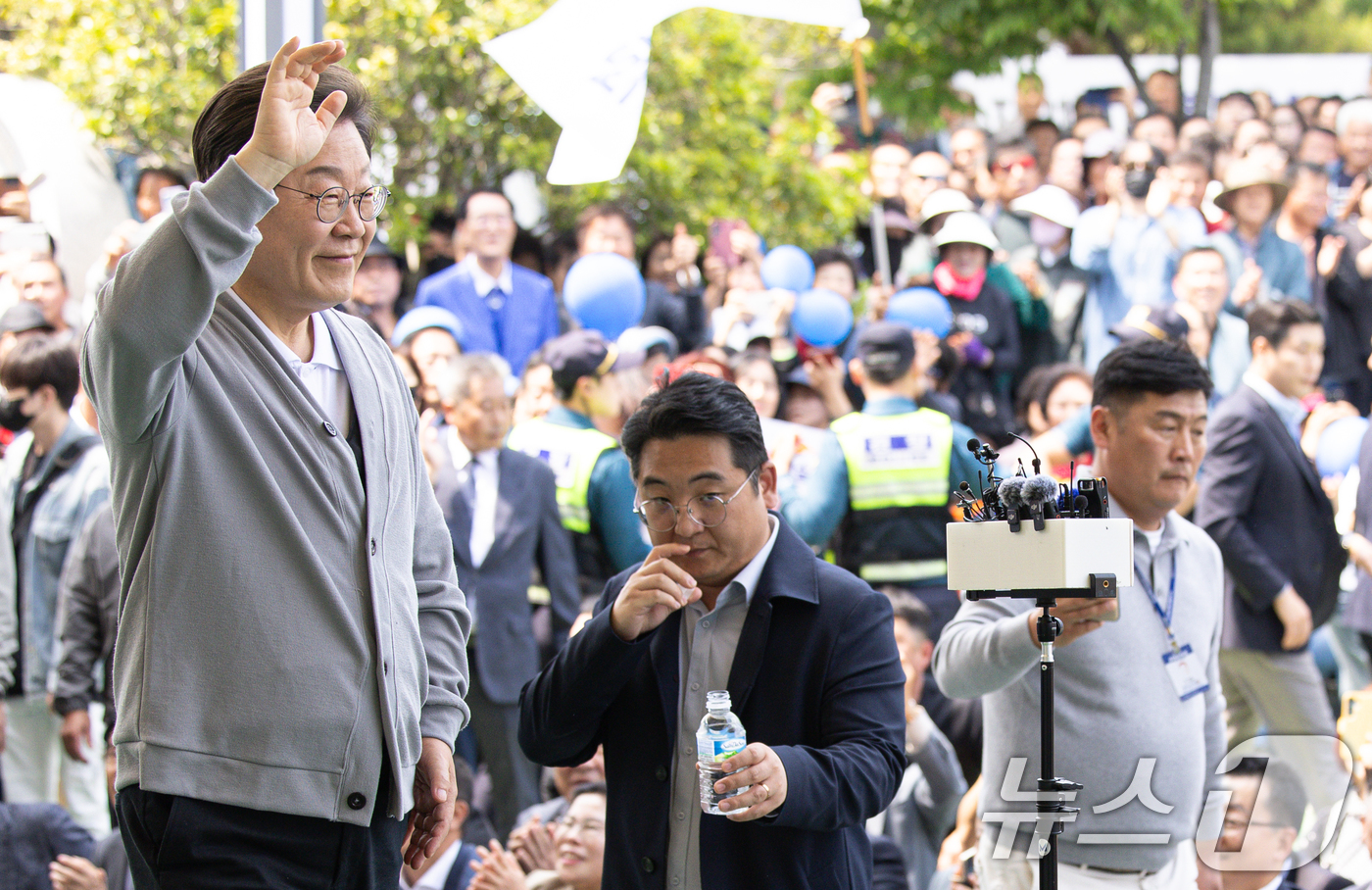 (강진=뉴스1) 이재명 기자 = 경청투어에 나선 이재명 더불어민주당 대통령 후보가 11일 오후 전남 해남군 군민광장 야외공연장에서 연설을 하기 위해 무대를 오르고 있다. 2025. …