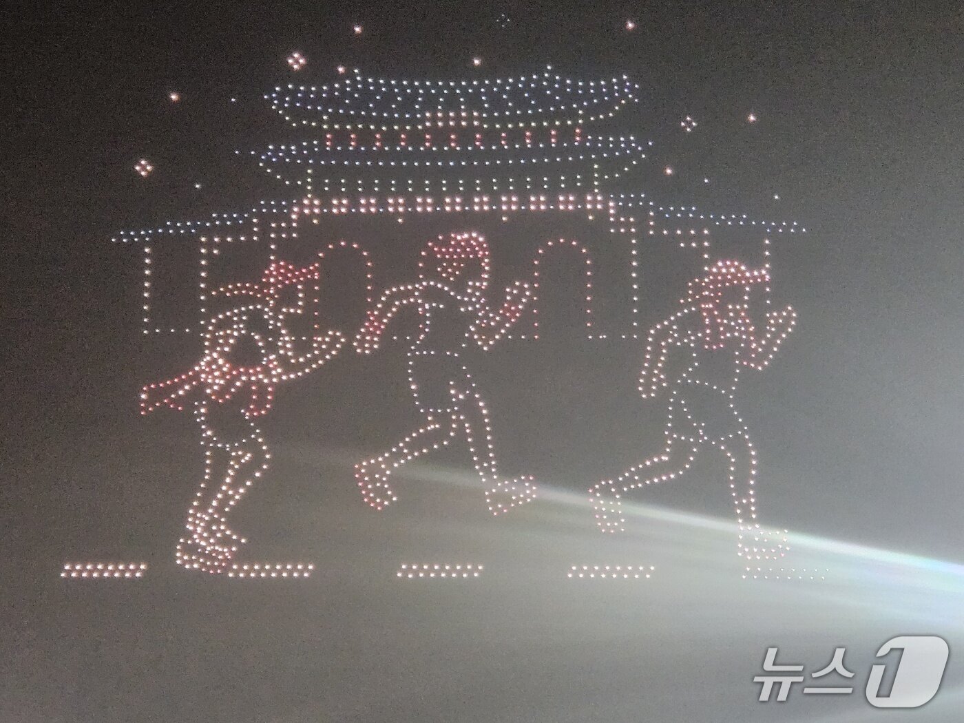 본문 이미지 - 10일 서울 여의도 일대에서 나이키 '애프터 다크 투어 서울 10K' 행사가 열렸다.ⓒ 뉴스1/김진희 기자.