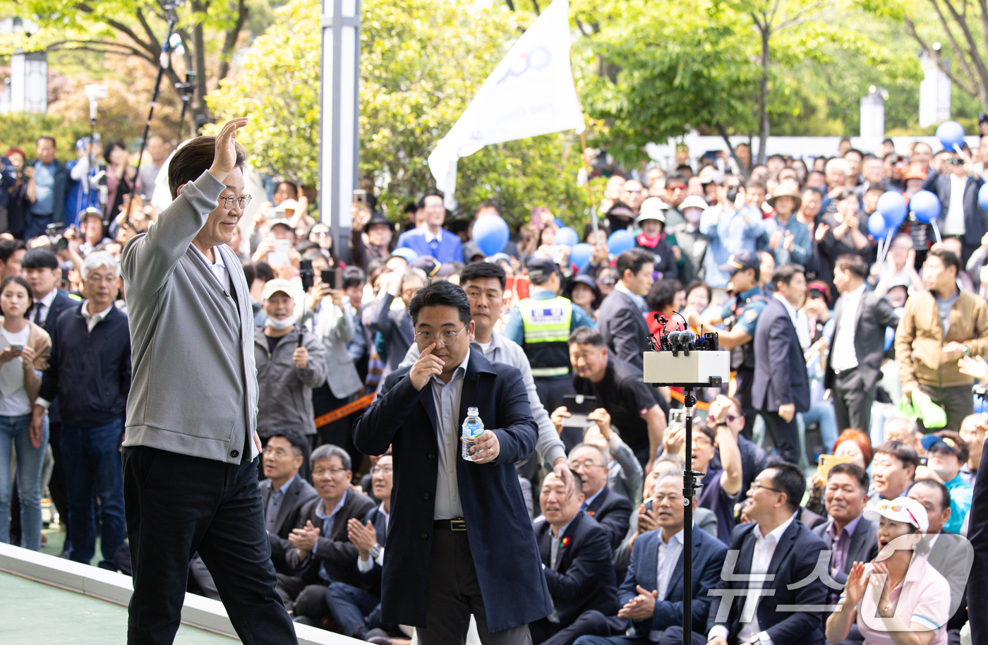 (강진=뉴스1) 이재명 기자 = 경청투어에 나선 이재명 더불어민주당 대통령 후보가 11일 오후 전남 해남군 군민광장 야외공연장에서 연설을 하기 위해 무대를 오르고 있다. 2025. …