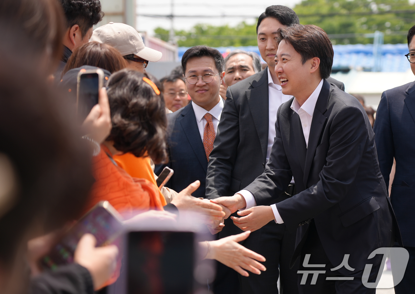 (서울=뉴스1) = 이준석 개혁신당 대통령 후보가 11일 오후 부산 강서구 명지시장을 방문해 지지자들과 인사나누고 있다. (이준석 캠프 제공, 재판매 및 DB 금지) 2025.5. …