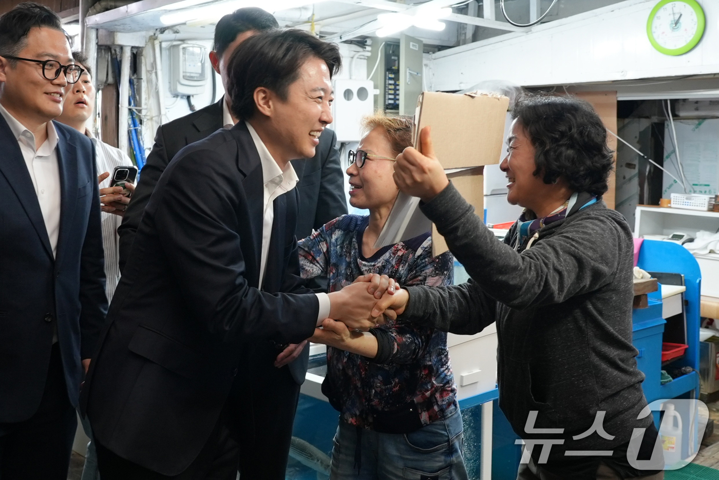 (서울=뉴스1) = 이준석 개혁신당 대통령 후보가 11일 오후 부산 강서구 명지시장을 방문해 상인들과 인사나누고 있다. (이준석 캠프 제공, 재판매 및 DB 금지) 2025.5.1 …