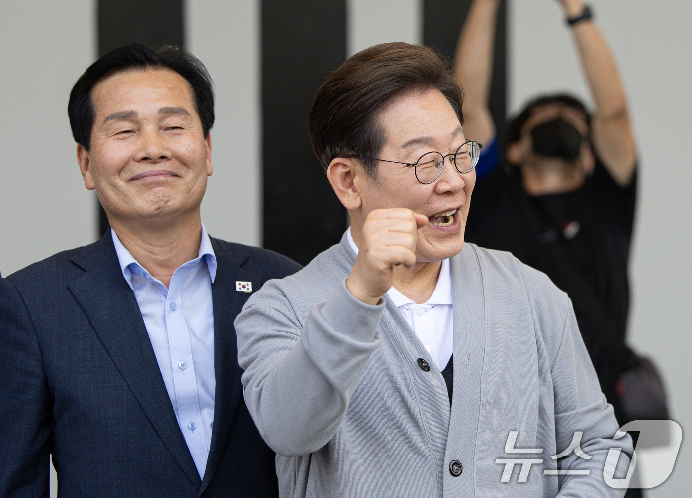 (강진=뉴스1) 이재명 기자 = 경청투어에 나선 이재명 더불어민주당 대통령 후보가 11일 오후 전남 해남군 군민광장 야외공연장에서 주먹을 불끈 쥐고 있다. 2025.5.11/뉴스1 …