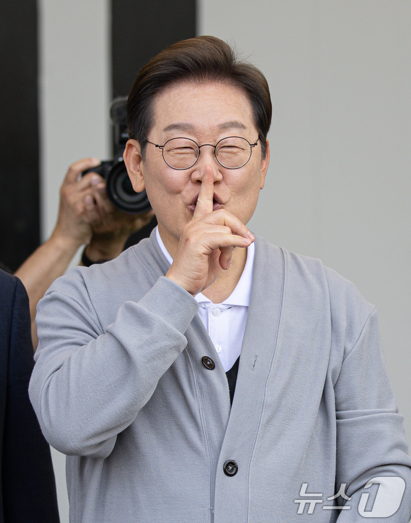 (강진=뉴스1) 이재명 기자 = 경청투어에 나선 이재명 더불어민주당 대통령 후보가 11일 오후 전남 해남군 군민광장 야외공연장에서 박지원 의원의 발언을 경청할 것을 요청하고 있다. …