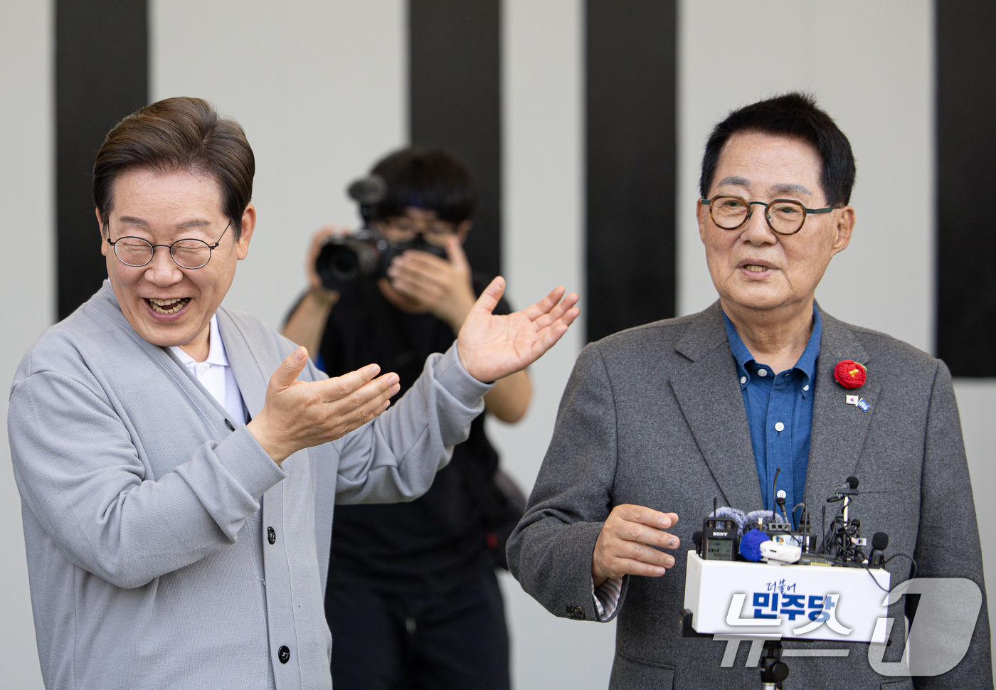 (강진=뉴스1) 이재명 기자 = 경청투어에 나선 이재명 더불어민주당 대통령 후보가 11일 오후 전남 해남군 군민광장 야외공연장에서 박지원 의원을 소개하고 있다. 2025.5.11/ …