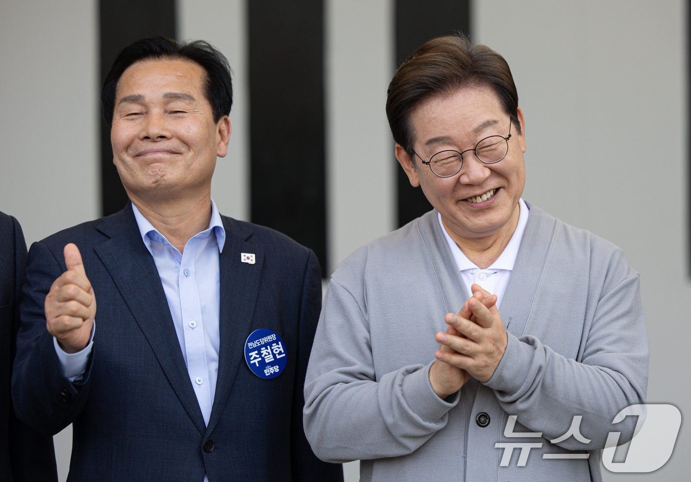 (강진=뉴스1) 이재명 기자 = 경청투어에 나선 이재명 더불어민주당 대통령 후보가 11일 오후 전남 해남군 군민광장 야외공연장에서 미소를 짓고 있다. 2025.5.11/뉴스1