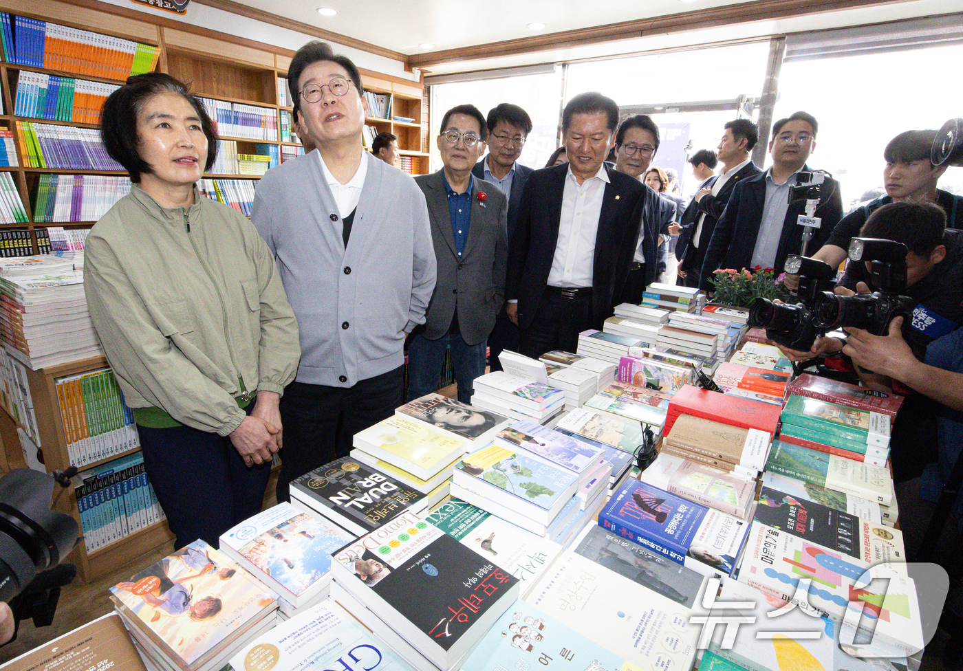 (강진=뉴스1) 이재명 기자 = 경청투어에 나선 이재명 더불어민주당 대통령 후보가 11일 오후 전남 해남군의 한 서점에서 상인과 대화를 하고 있다. 2025.5.11/뉴스1