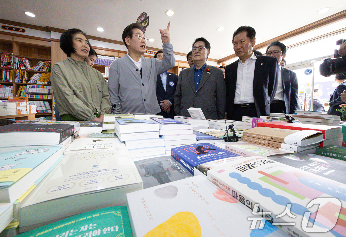 (강진=뉴스1) 이재명 기자 = 경청투어에 나선 이재명 더불어민주당 대통령 후보가 11일 오후 전남 해남군의 한 서점에서 상인과 대화를 하고 있다. 2025.5.11/뉴스1