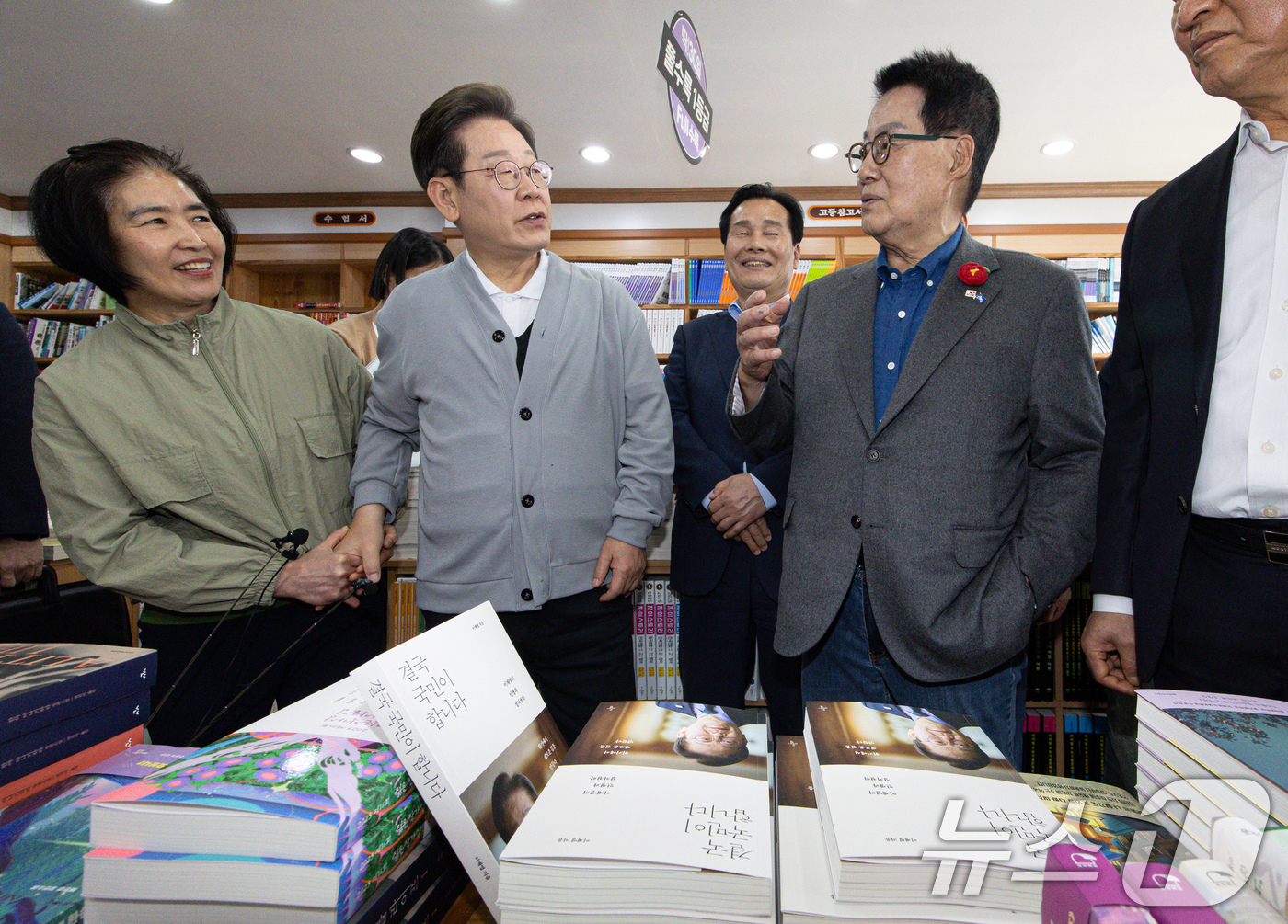 (강진=뉴스1) 이재명 기자 = 경청투어에 나선 이재명 더불어민주당 대통령 후보가 11일 오후 전남 해남군의 한 서점에서 상인과 대화를 하고 있다. 2025.5.11/뉴스1