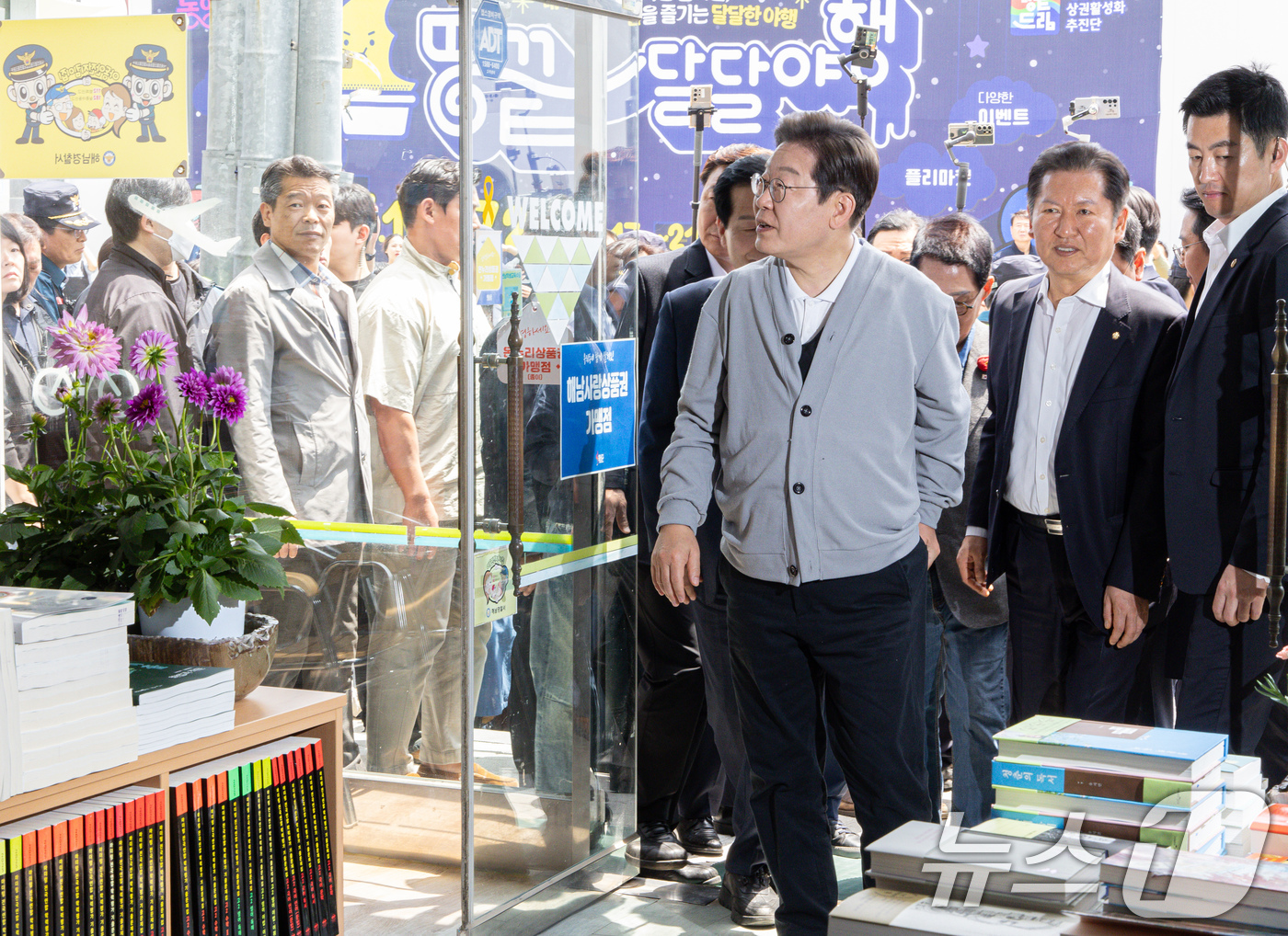 (강진=뉴스1) 이재명 기자 = 경청투어에 나선 이재명 더불어민주당 대통령 후보가 11일 오후 전남 해남군의 한 서점에서 상인과 대화를 하고 있다. 2025.5.11/뉴스1