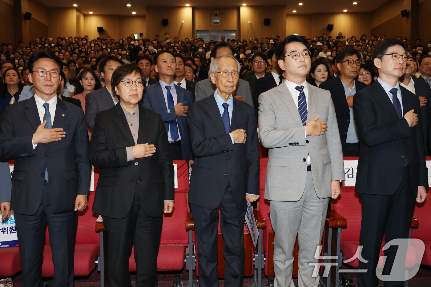 (서울=뉴스1) 이광호 기자 = 11일 오후 서울 여의도 국회 의원회관에서 열린 더불어민주당 이재명 대통령 후보 직속위원회 사람사는세상 국민화합위원회 정책협약식에서 윤여준 상임 총 …