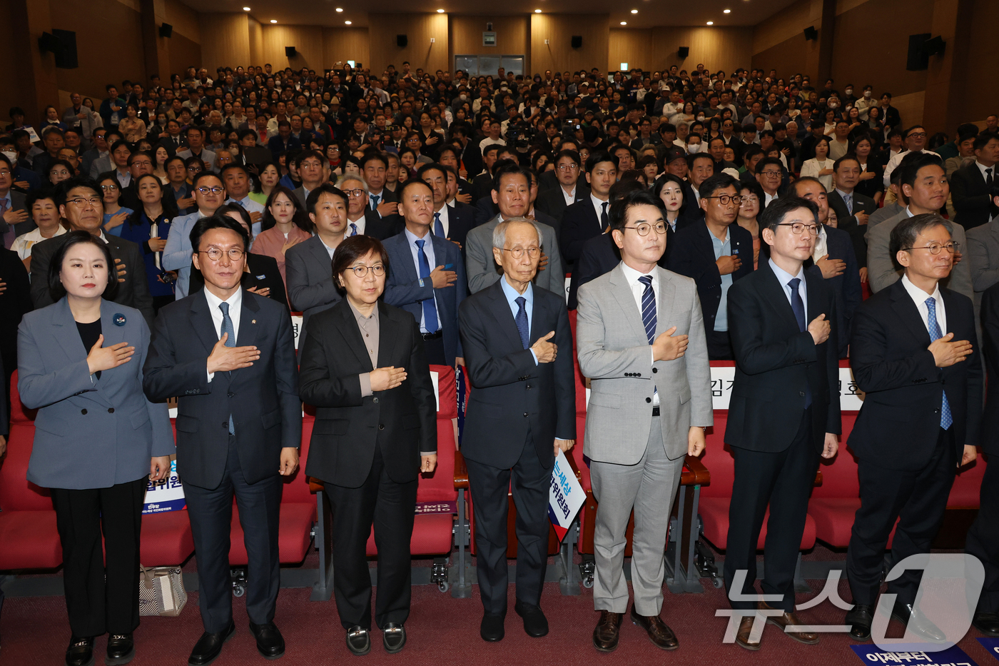 (서울=뉴스1) 이광호 기자 = 11일 오후 서울 여의도 국회 의원회관에서 열린 더불어민주당 이재명 대통령 후보 직속위원회 사람사는세상 국민화합위원회 정책협약식에서 윤여준 상임 총 …