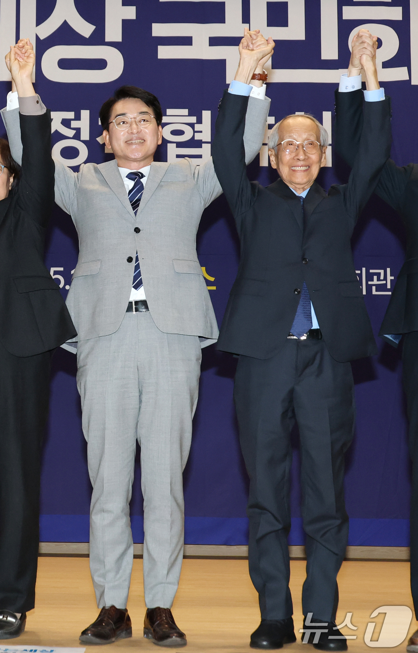 (서울=뉴스1) 이광호 기자 = 11일 오후 서울 여의도 국회 의원회관에서 열린 더불어민주당 이재명 대통령 후보 직속위원회 사람사는세상 국민화합위원회 정책협약식에서 윤여준 상임 총 …