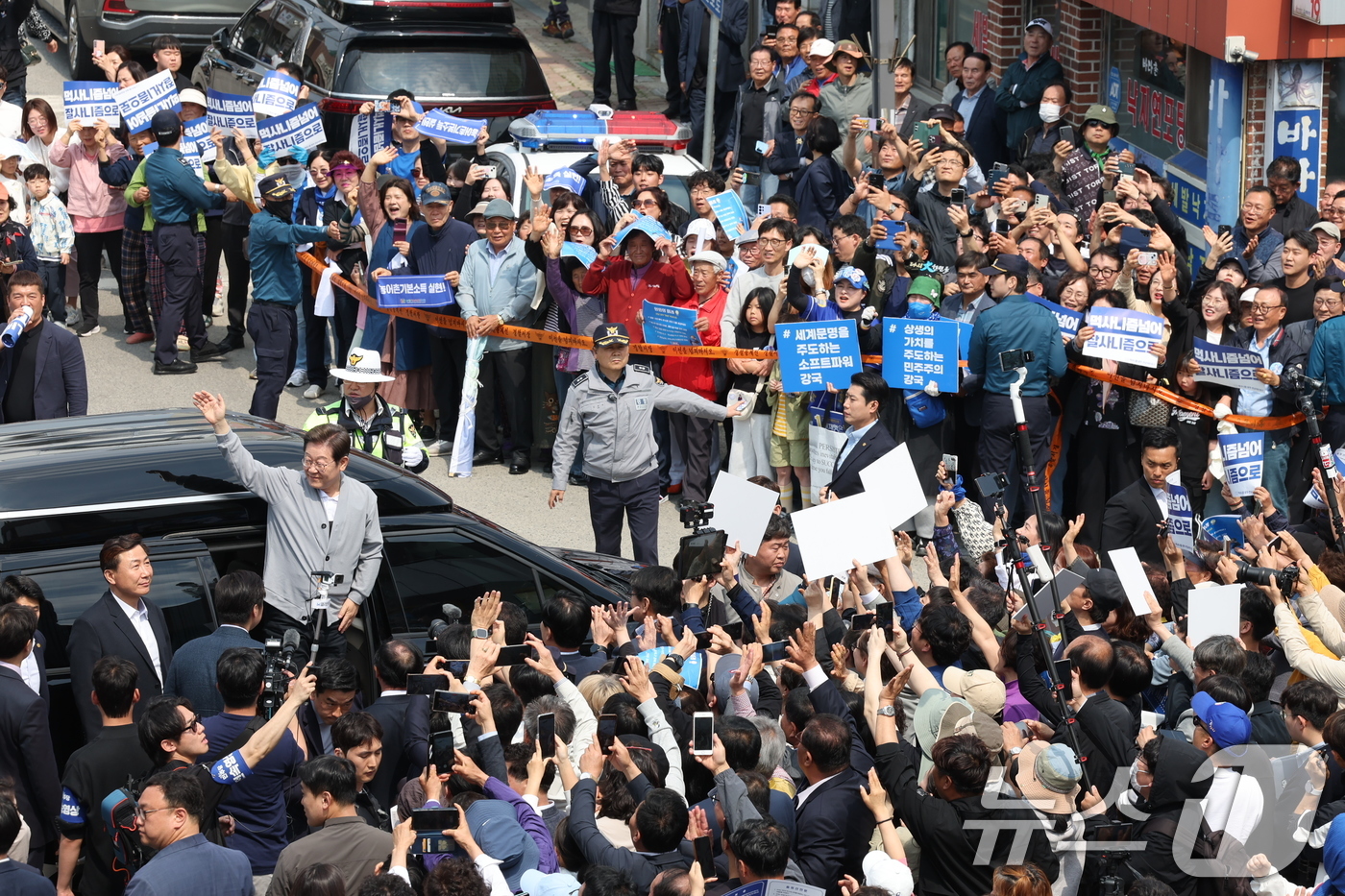 (영암=뉴스1) 이재명 기자 = 경청투어에 나선 이재명 더불어민주당 대통령 후보가 11일 오후 전남 영암군에 도착해 시민들을 향해 인사하고 있다. 2025.5.11/뉴스1