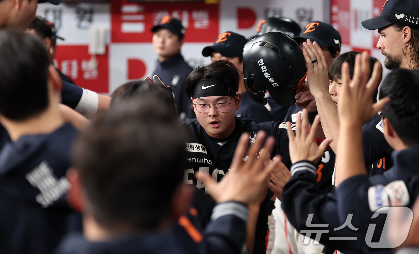 (서울=뉴스1) 김성진 기자 = 11일 서울 구로구 고척스카이돔에서 열린 '2025 신한 SOL뱅크 KBO리그' 한화 이글스와 키움 히어로즈의 경기, 한화 이도윤이 3회초 2사 1 …