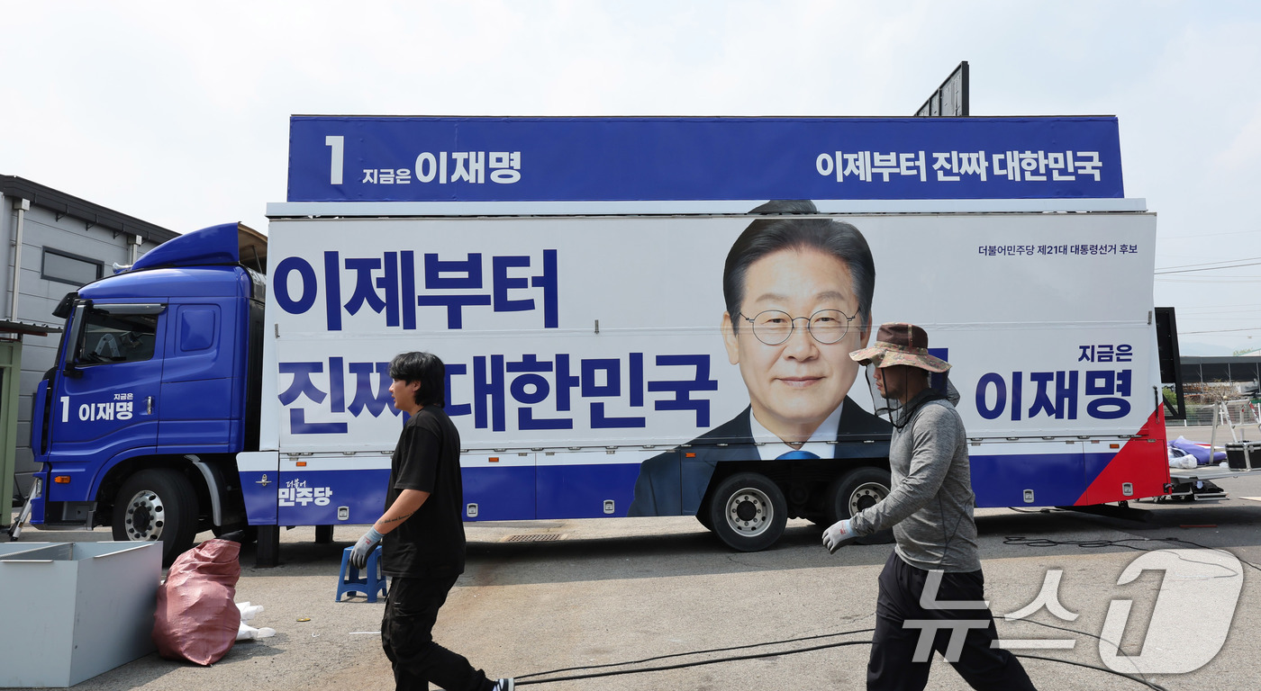 (양주=뉴스1) 박지혜 기자 = 제21대 대통령 선거 후보 등록 마감일인 11일 경기도 양주시 한 차량광고업체에 관계자들이 이재명 더불어민주당 대통령 후보 선거운동 유세차량을 제작 …