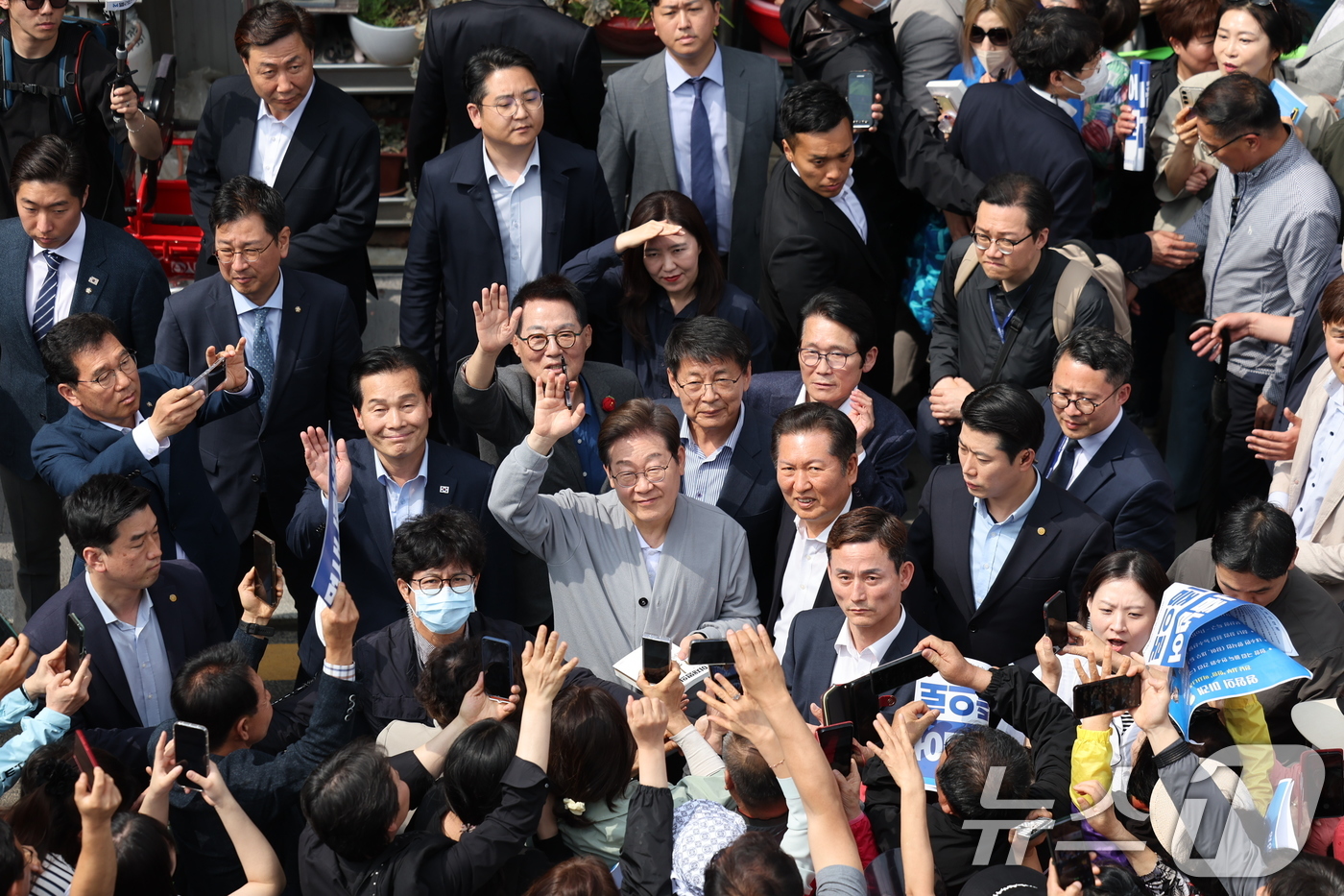 (서울=뉴스1) 이재명 기자 = 경청투어에 나선 이재명 더불어민주당 대통령 후보가 11일 오후 전남 영암군에 도착해 시민들을 향해 인사하고 있다. 2025.5.11/뉴스1