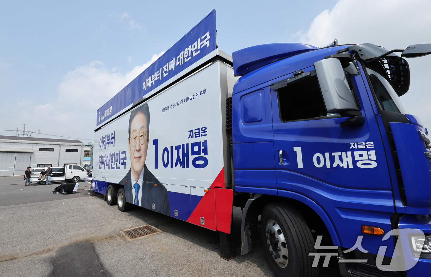 (양주=뉴스1) 박지혜 기자 = 제21대 대통령 선거 후보 등록 마감일인 11일 경기도 양주시 한 차량광고업체에 관계자들이 이재명 더불어민주당 대통령 후보 선거운동 유세차량을 제작 …
