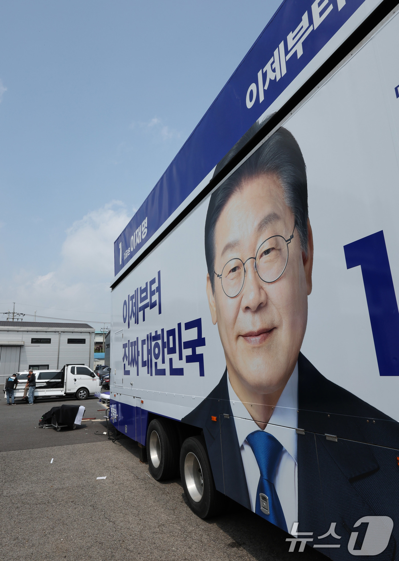 (양주=뉴스1) 박지혜 기자 = 제21대 대통령 선거 후보 등록 마감일인 11일 경기도 양주시 한 차량광고업체에 관계자들이 이재명 더불어민주당 대통령 후보 선거운동 유세차량을 제작 …